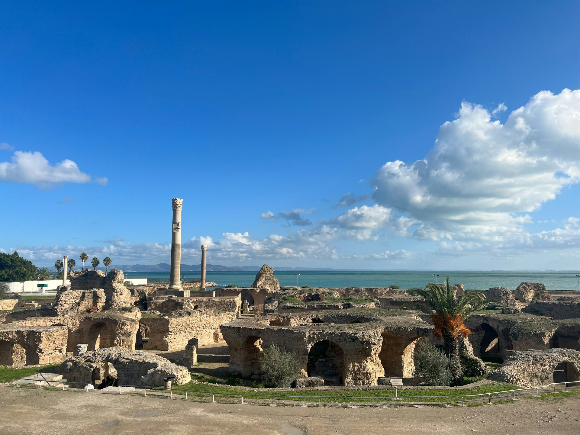 Les ruines des Thermes d'Antonin à Carthage avec la mer Méditerranée en arrière-plan, Tunisie