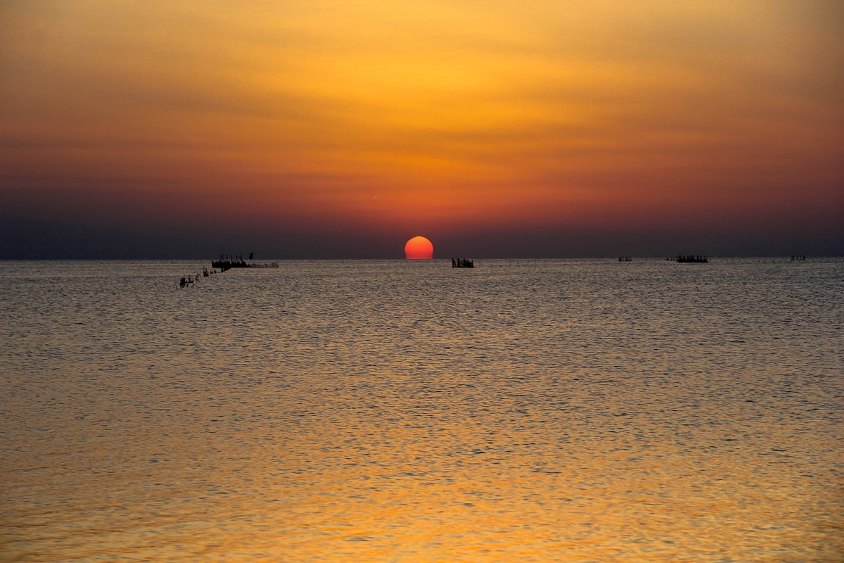Coucher de soleil méditerranéen sur la mer, Tunisie en juillet